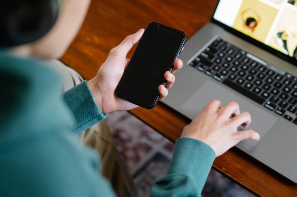 Persona realizando teletrabajo con su notebook